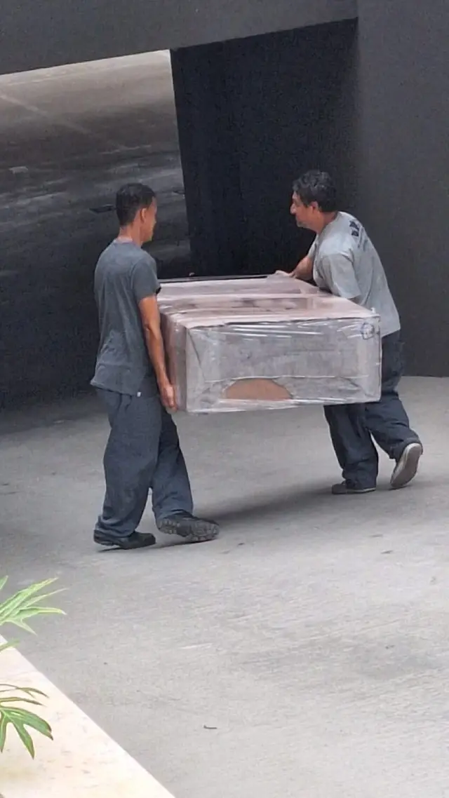 Equipe AVS Mudanças carregando caixas em mudança residencial Belo Horizonte