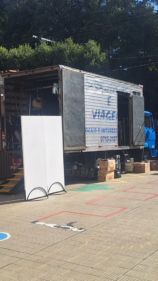 equipe AVS Mudanças embalando móveis em BH